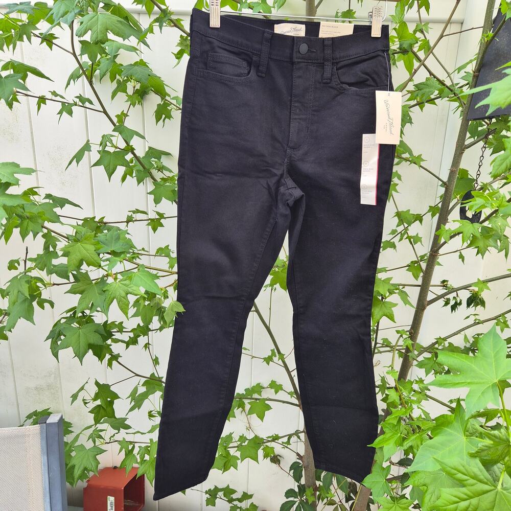 NWT Universal Thread High Rise Skinny Jeans Short No Fade Black - Size 4s